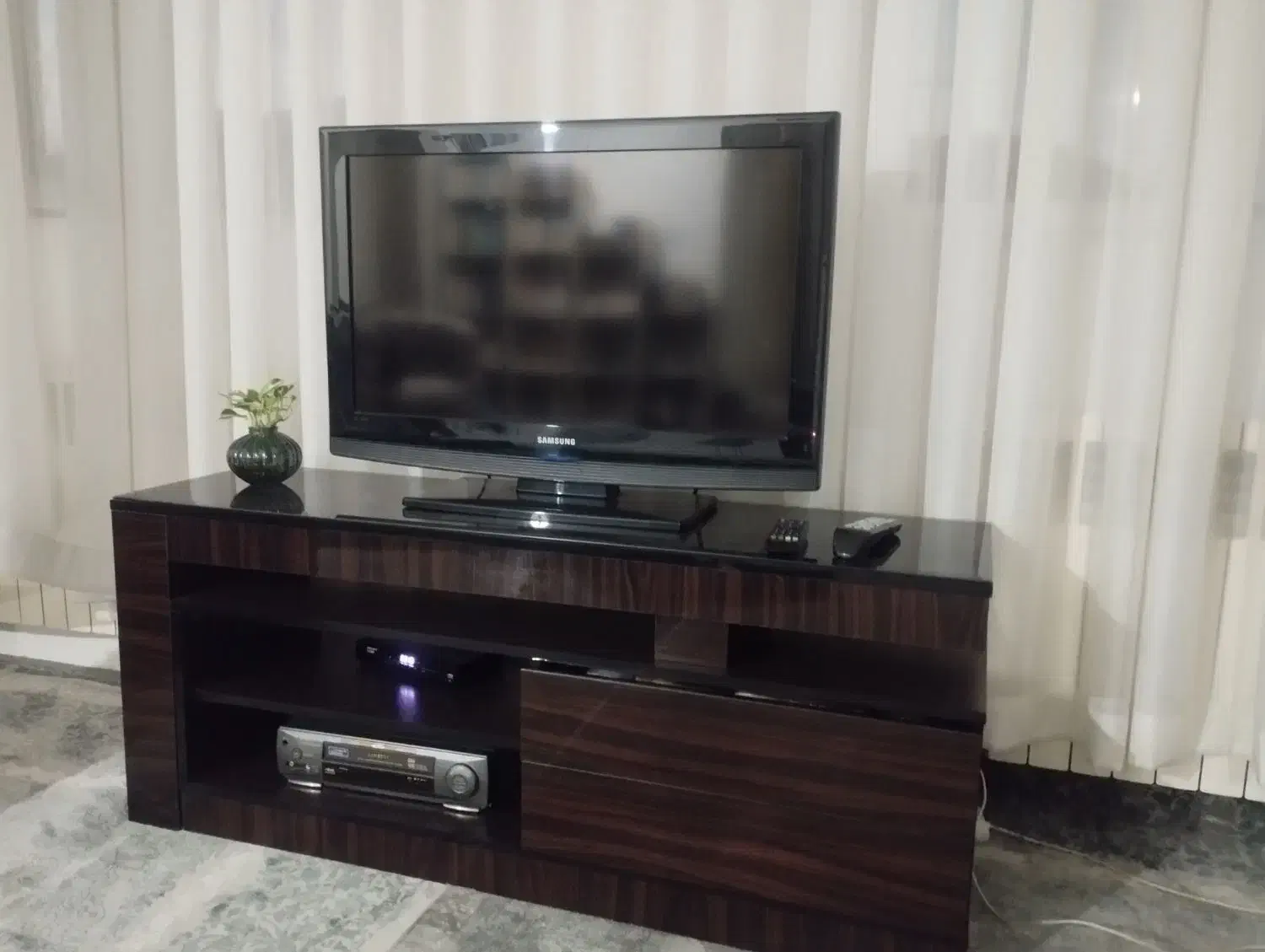 تلویزیون۳۲ سامسونگ ال سی دی و میز تلویزیون کارکرده|تلویزیون و پروژکتور|سرخه حصار, |دیوار