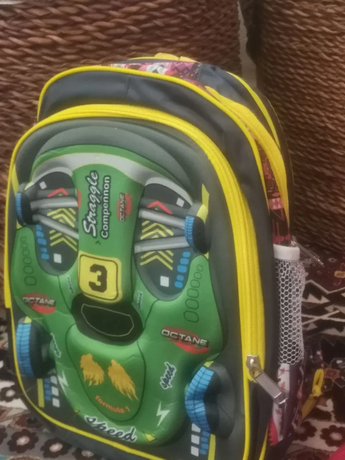 کیف مدرسه|کیف، کفش، کمربند|صدرا-فارس, فاز ۲|دیوار