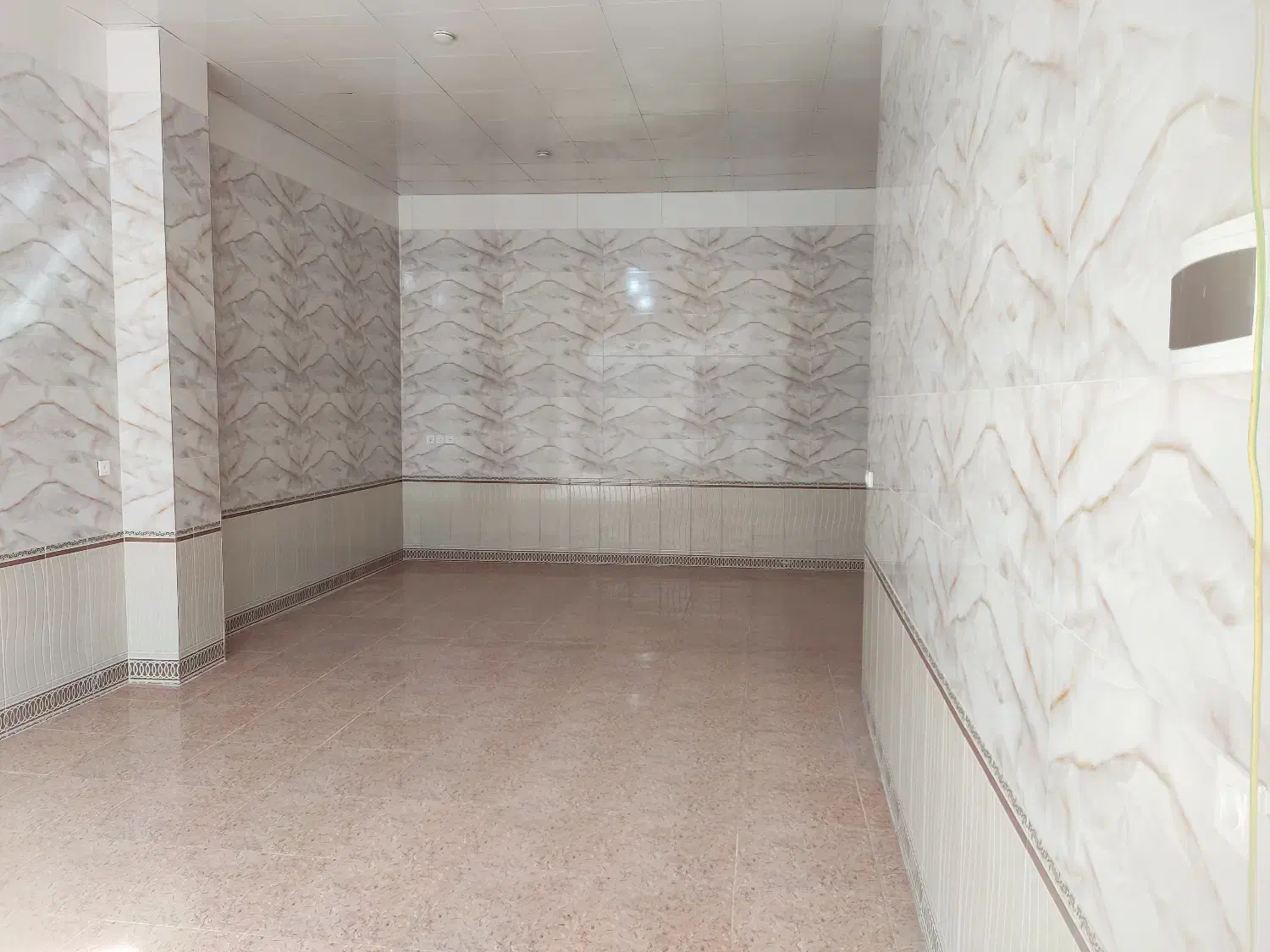 یک با مغازه|اجارهٔ مغازه و غرفه|میانه, |دیوار