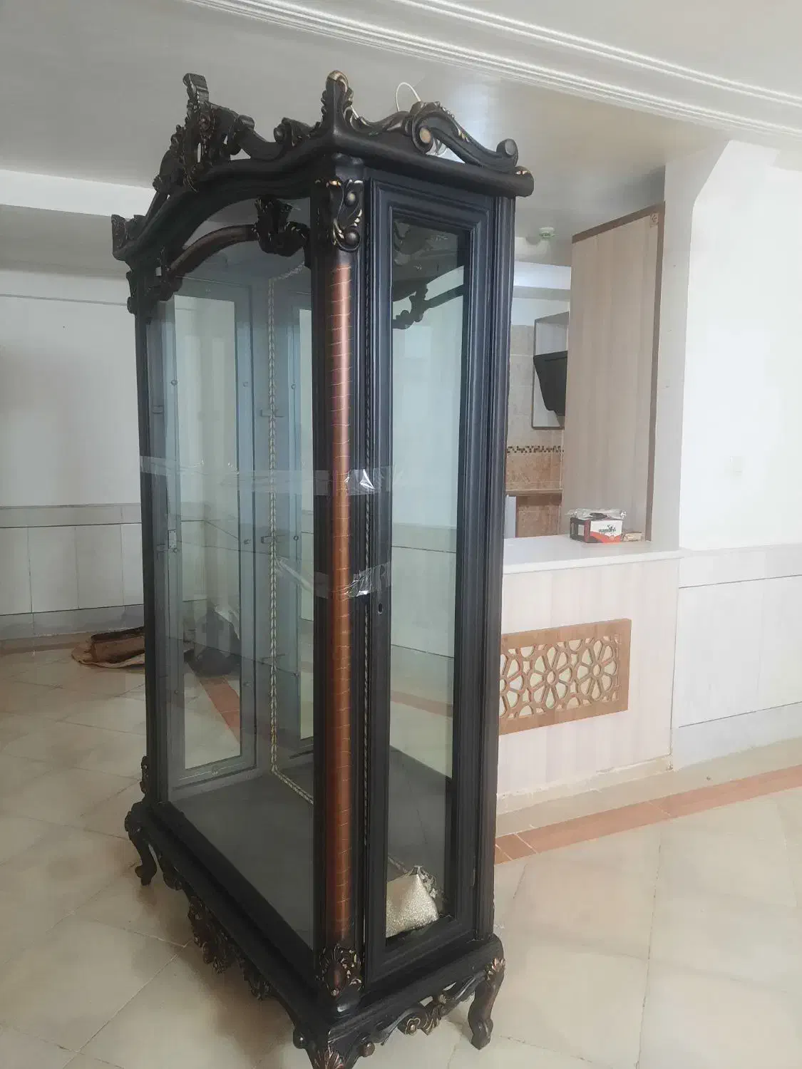 ویترین قهوه ای در حد نو|بوفه، ویترین، کنسول|قم, پردیسان|دیوار