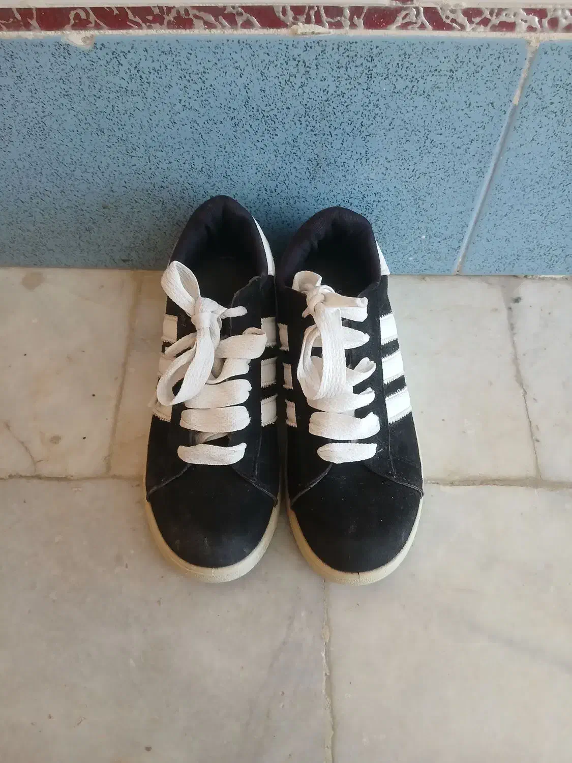 کفش|کیف، کفش، کمربند|خاش, |دیوار