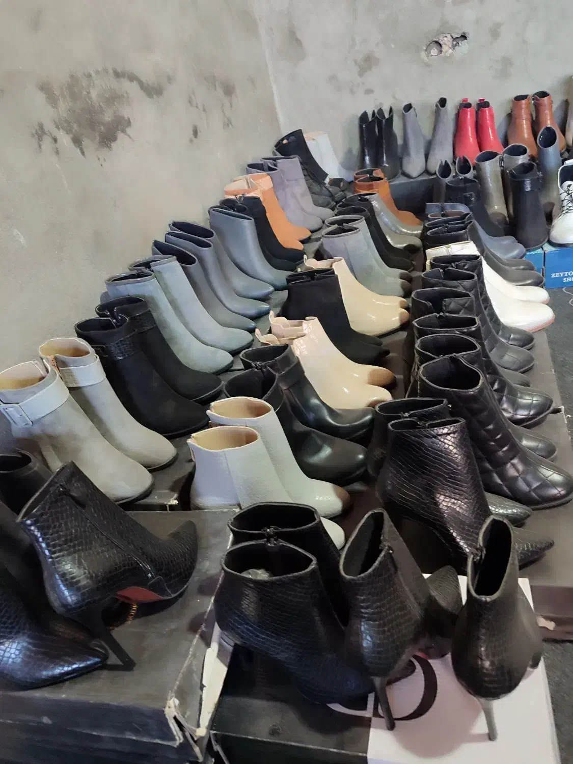 حدود ۱۵۰ جفت کفش نیم بوت زنانه|کیف، کفش، کمربند|داراب, |دیوار