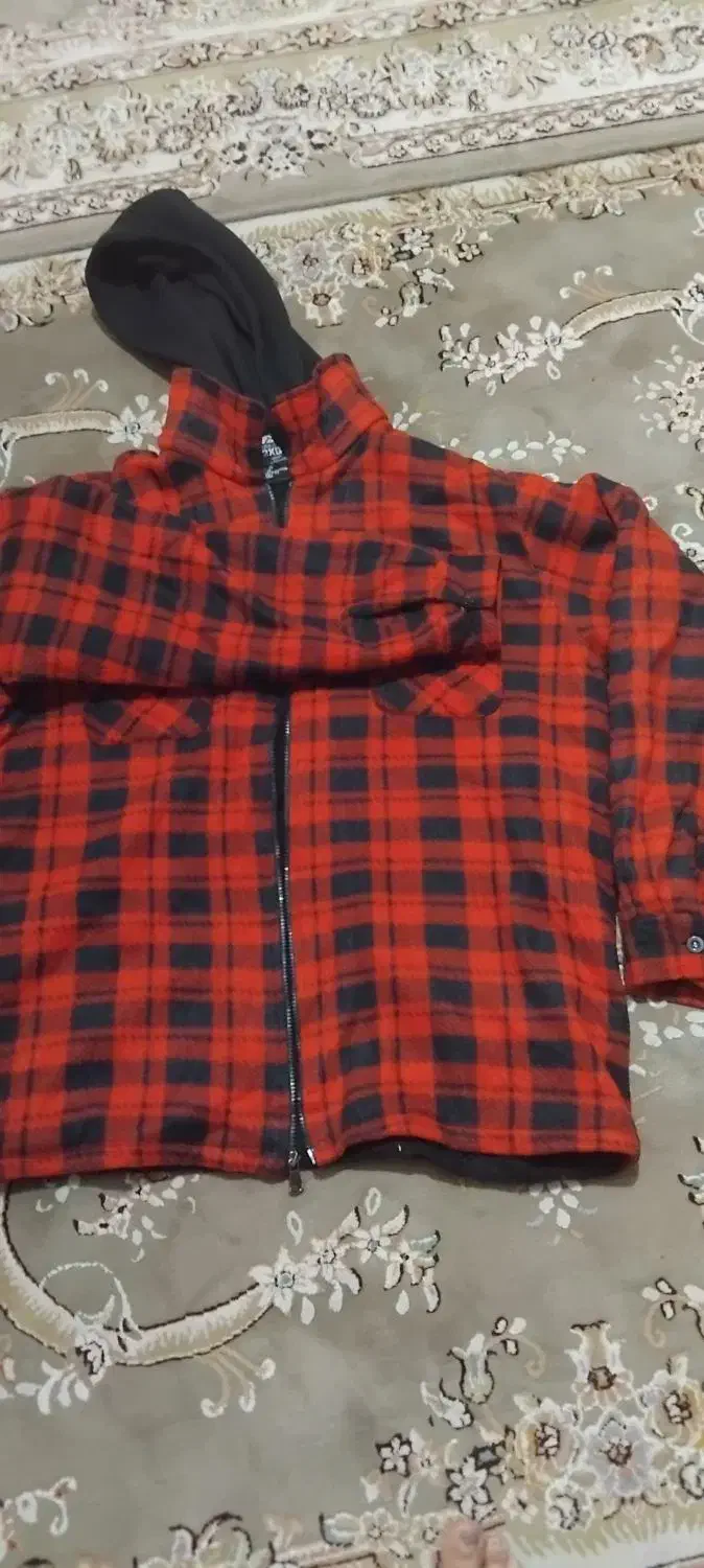 پالتو رنگ قرمز|لباس|آمل, |دیوار