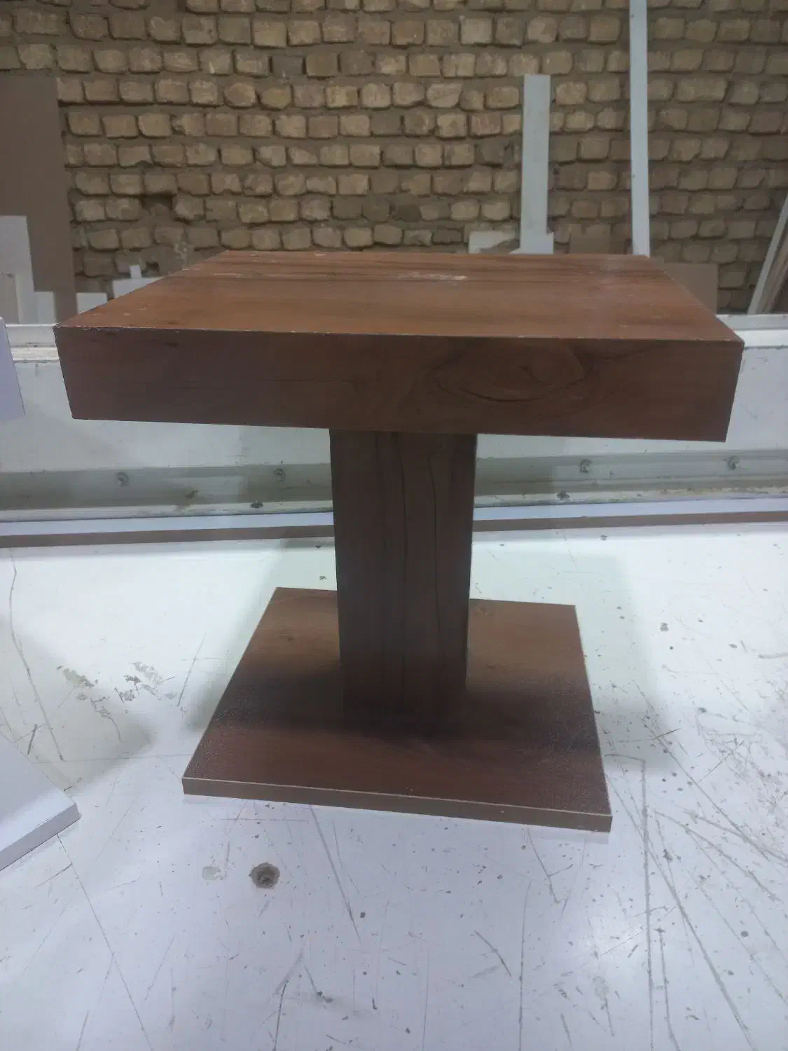 میز تلفن و گل گیاه|میز تلفن|اصفهان, باغ زیار|دیوار