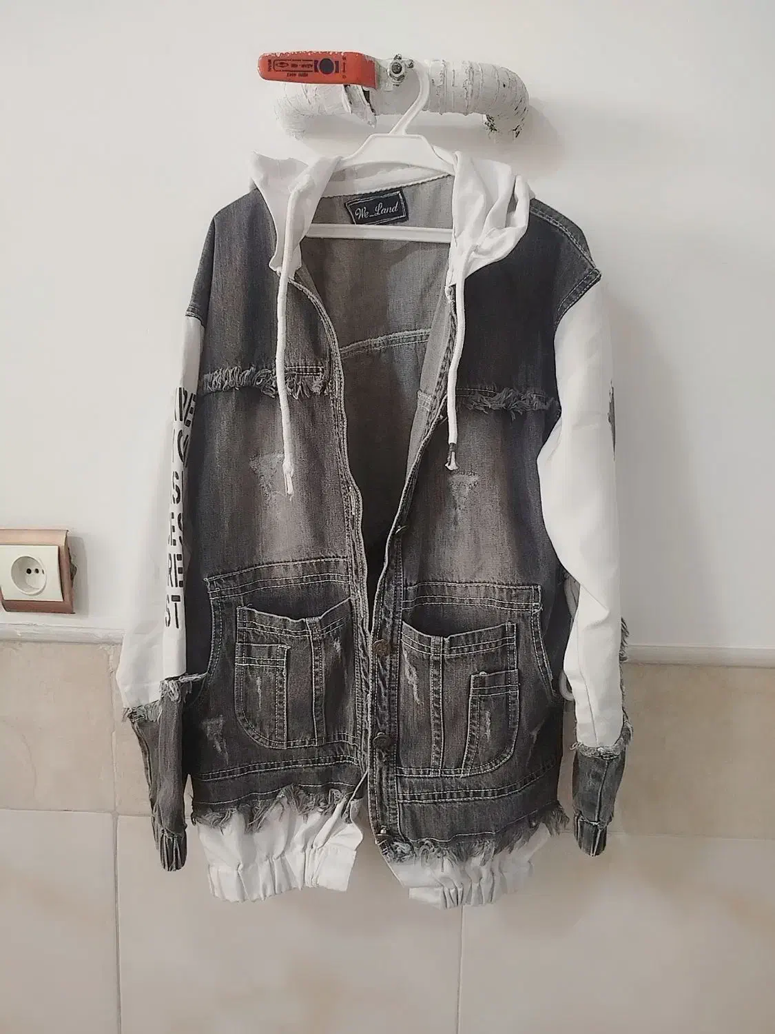 گلدان شیشه ای و هودی دخترانه|گل مصنوعی|قم, قلعه کامکار|دیوار