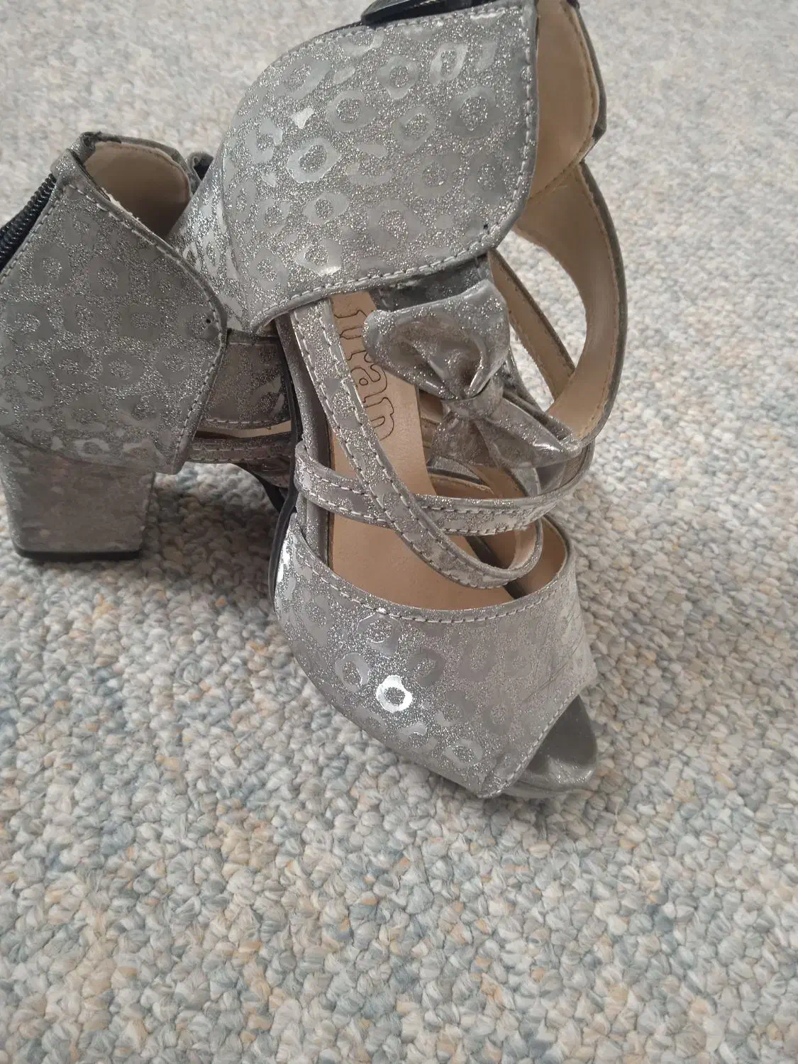 کفش و لباس مجلسی بچگانه|کفش و لباس بچه|تربت‌حیدریه, منظر|دیوار