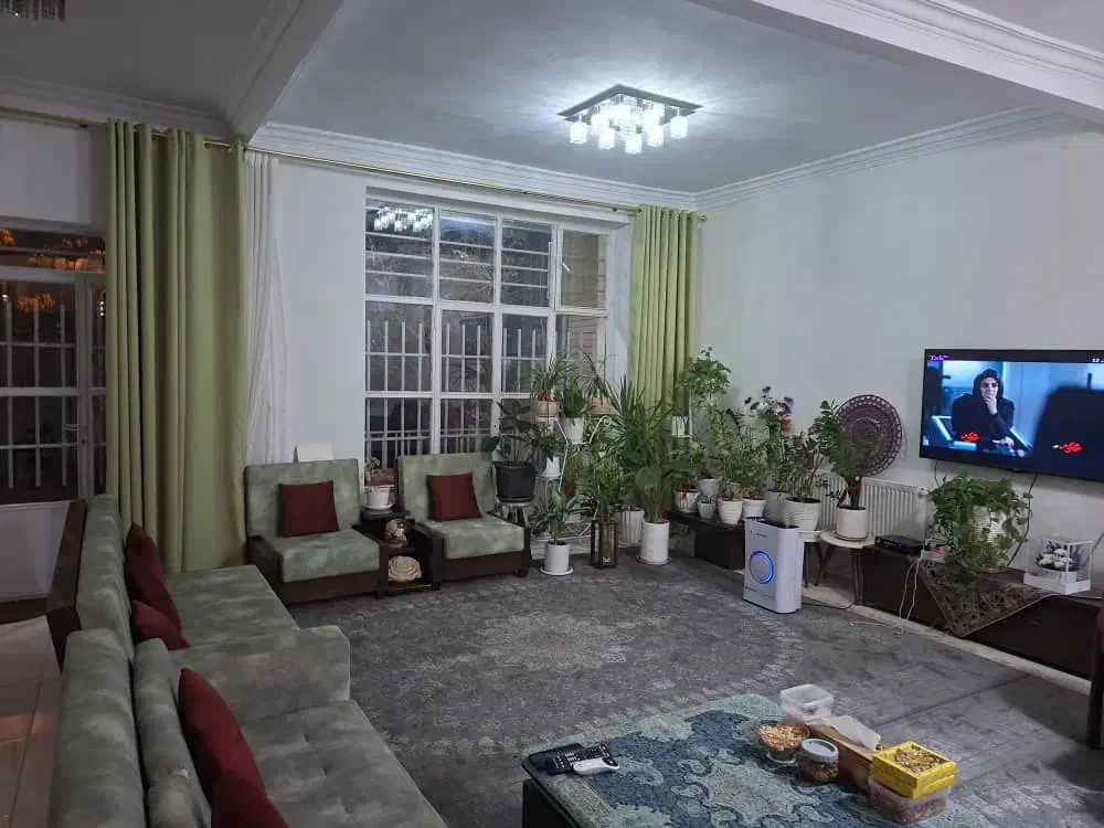 ۲ طبقه بنا ۱۳۰ متری ویلائی دربستی /نبش میدان