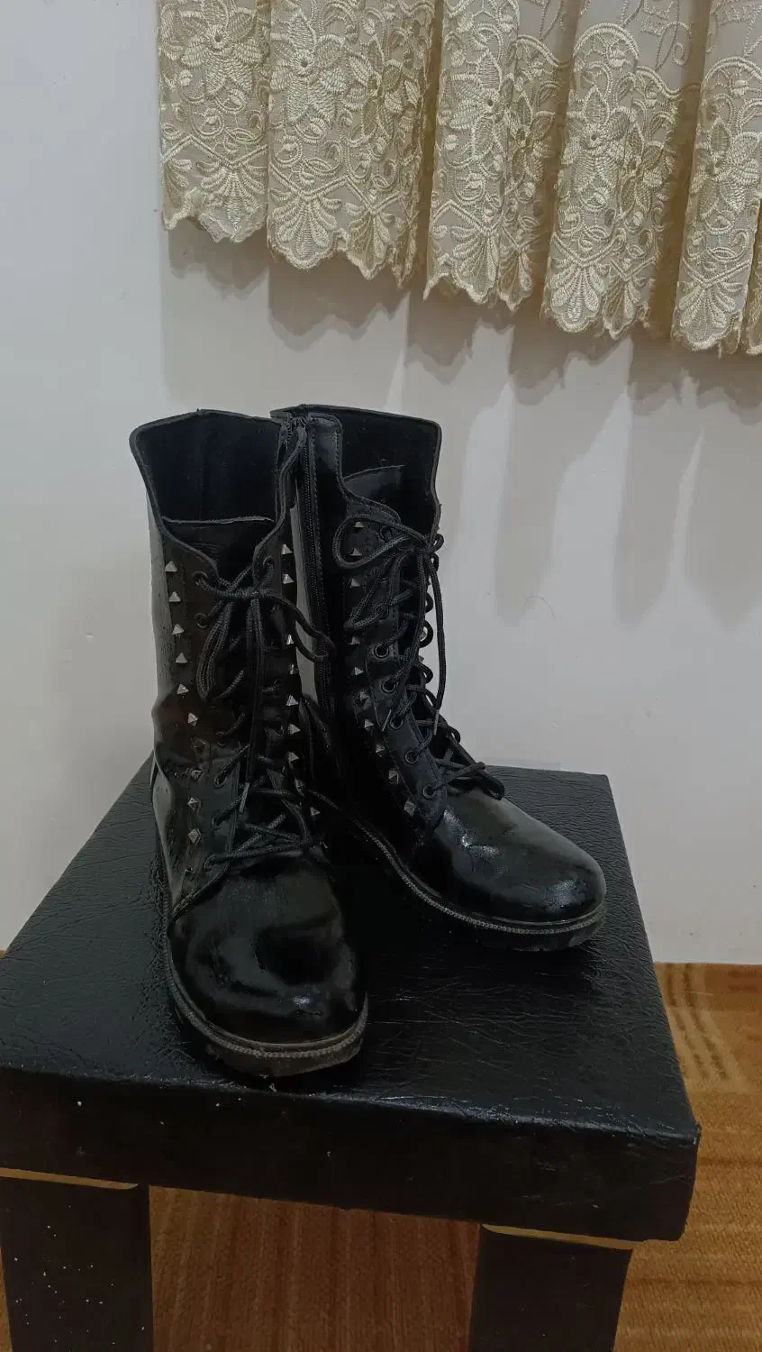 بوت در حد نو کاملا سالم 1بار پوشیده شده|کیف، کفش، کمربند|فومن, |دیوار