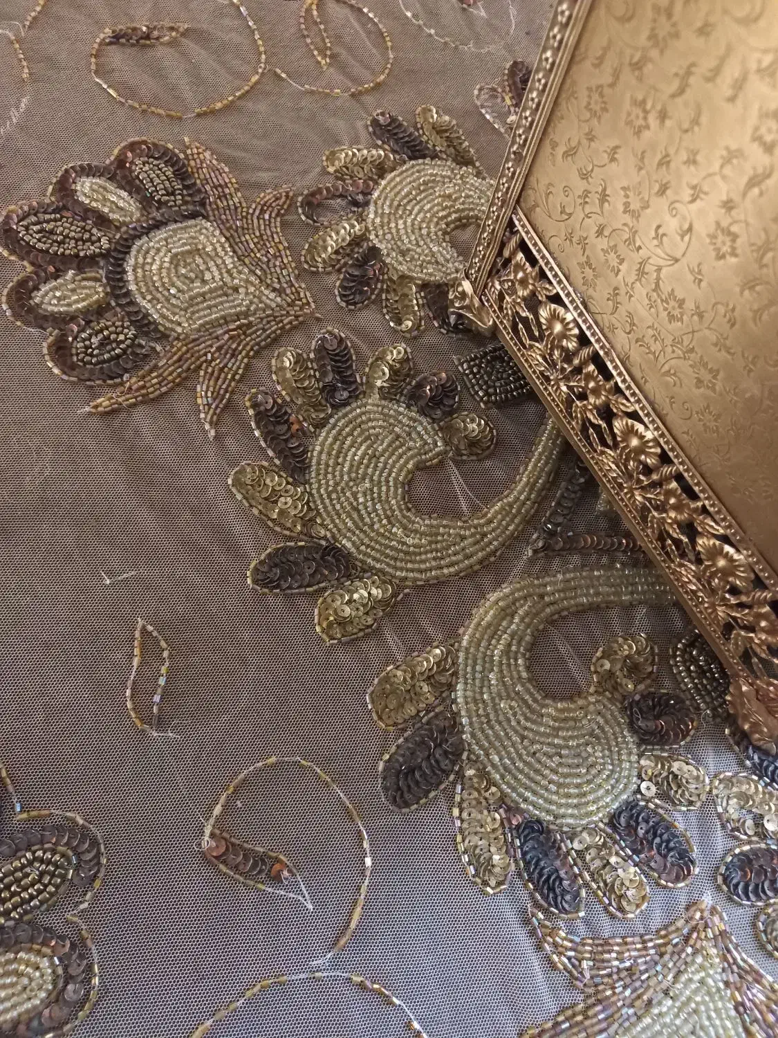 میز خاطره به همراه رومیزی ساتن و مروارید دوزی|پرده، رانر، رومیزی|کرج, باغستان|دیوار