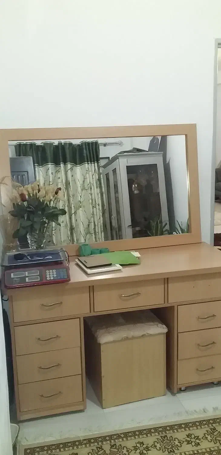 میز توالت با آینه و صندلی|بوفه، ویترین، کنسول|بندر انزلی, امامزاده|دیوار