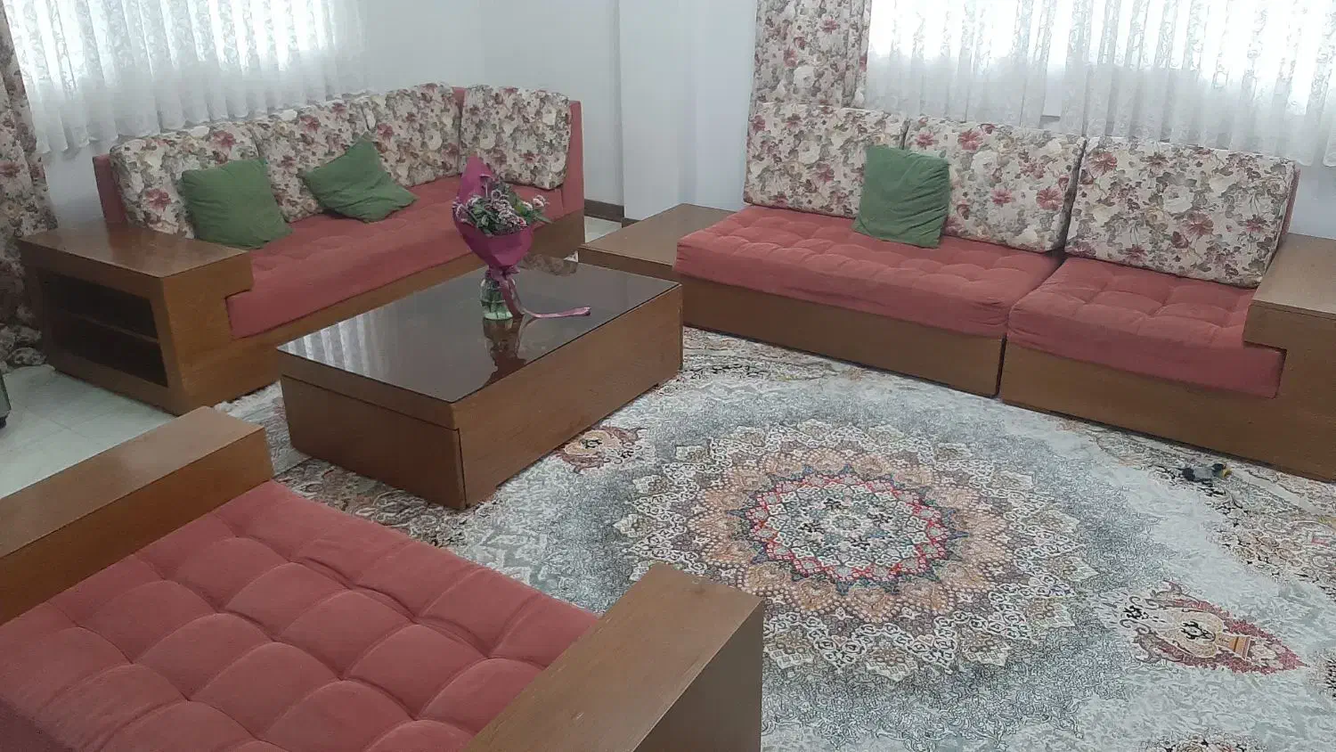 مبل راحتی با دو میز جلو مبلی و پاف ۷ نفره|مبلمان خانگی و میز عسلی|بندر انزلی, معلم|دیوار