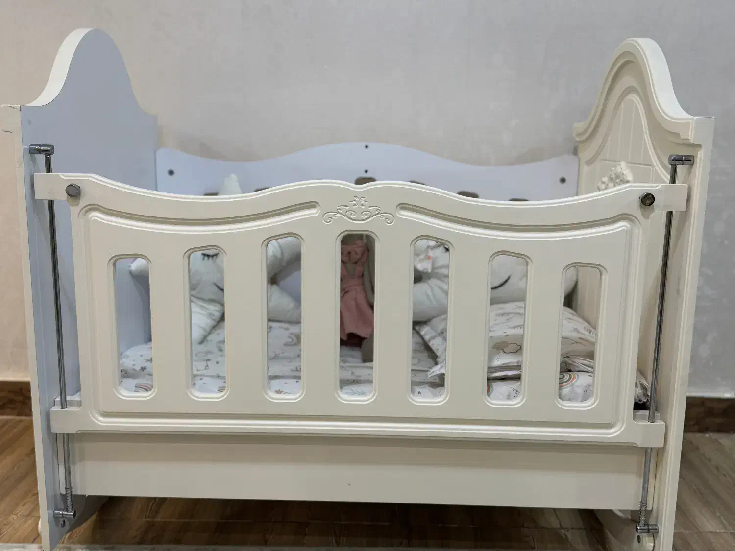 تخت نوزاد|تخت و سرویس خواب|رباط‌کریم, رباط‌کریم|دیوار