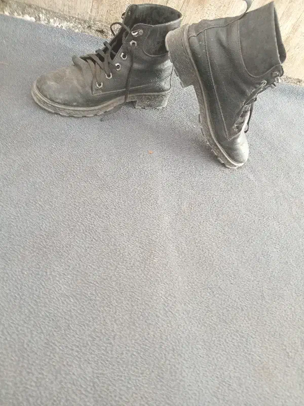 کفش پوتین|کیف، کفش، کمربند|تربت جام, حافظ|دیوار