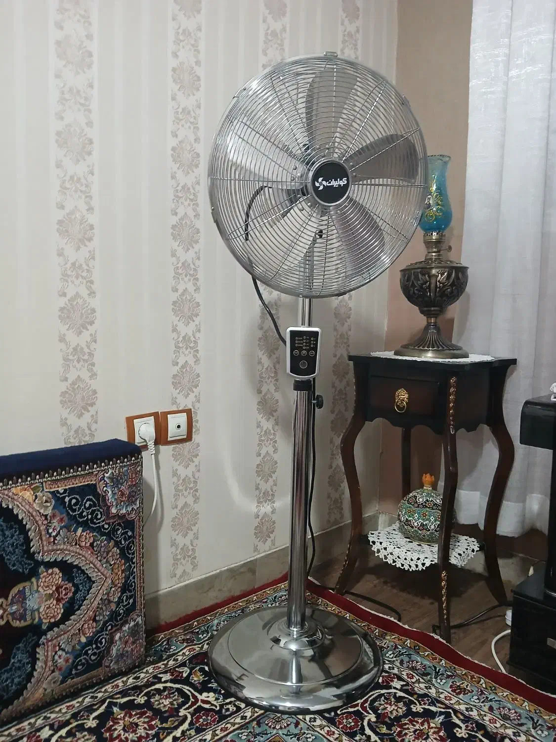 پنکه ایستاده فلزی (کولیران)|پنکه و تصفیه‌کنندهٔ هوا|تهران, شهرک فردوس (حسینی)|دیوار