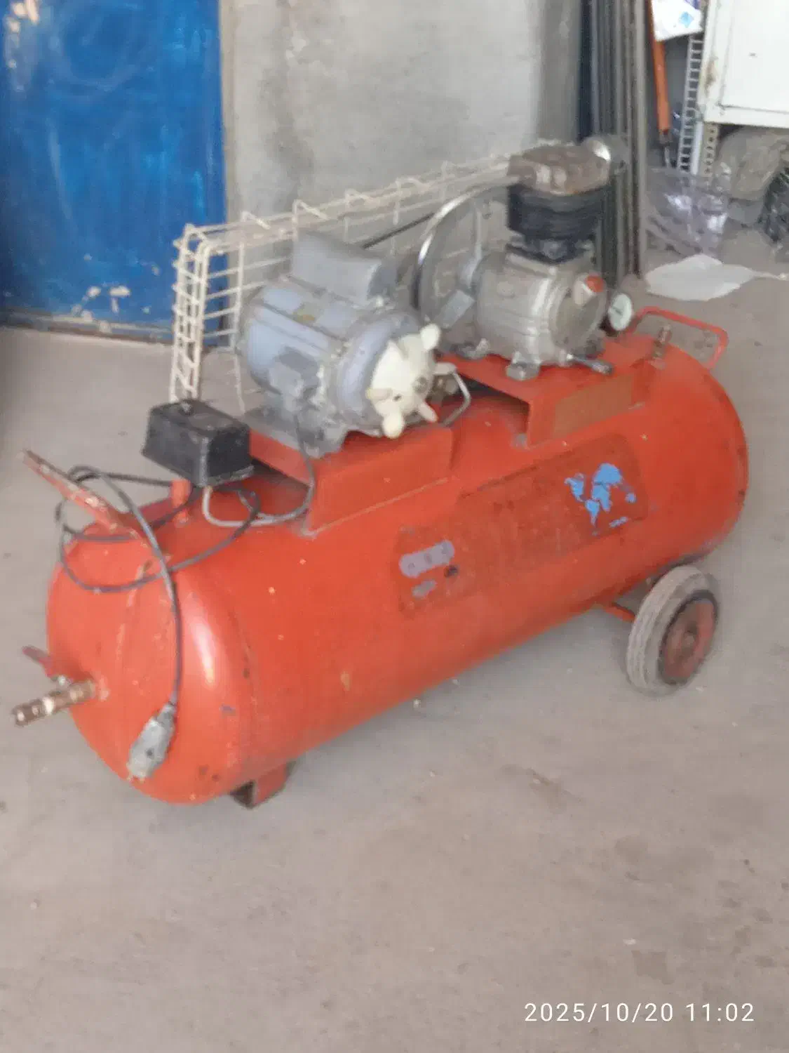 پمپ باد قدیمی|کلکسیون اشیاء عتیقه|قائن, |دیوار