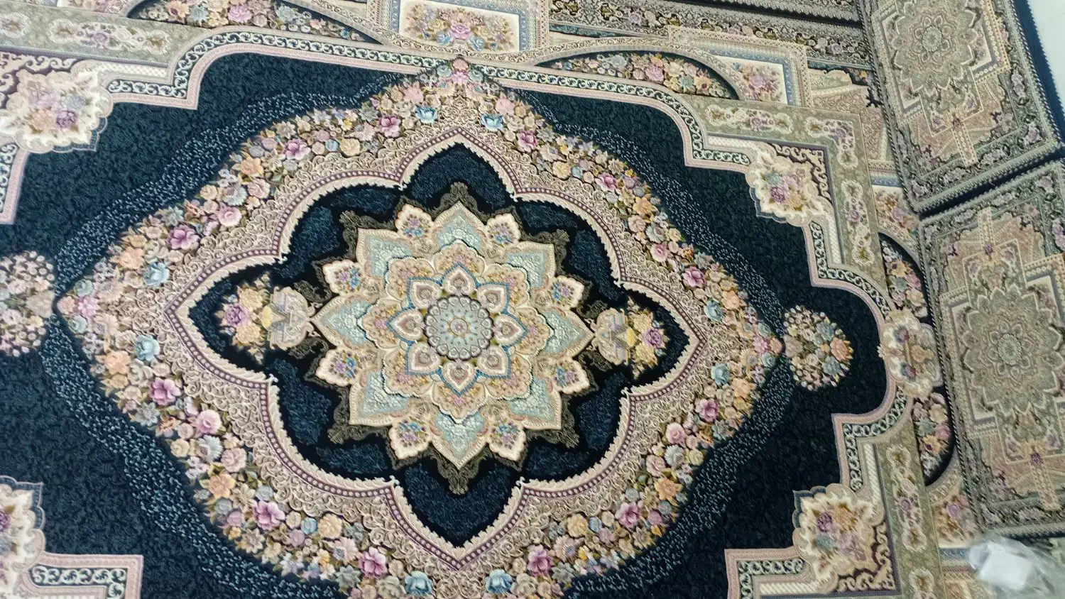 فرش و پشتی|فرش|قم, حقیقت|دیوار