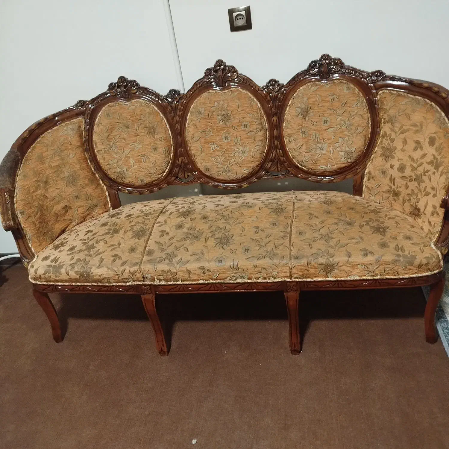 فروش مبل سلطنتی سه نفره|مبلمان خانگی و میز عسلی|الشتر, |دیوار