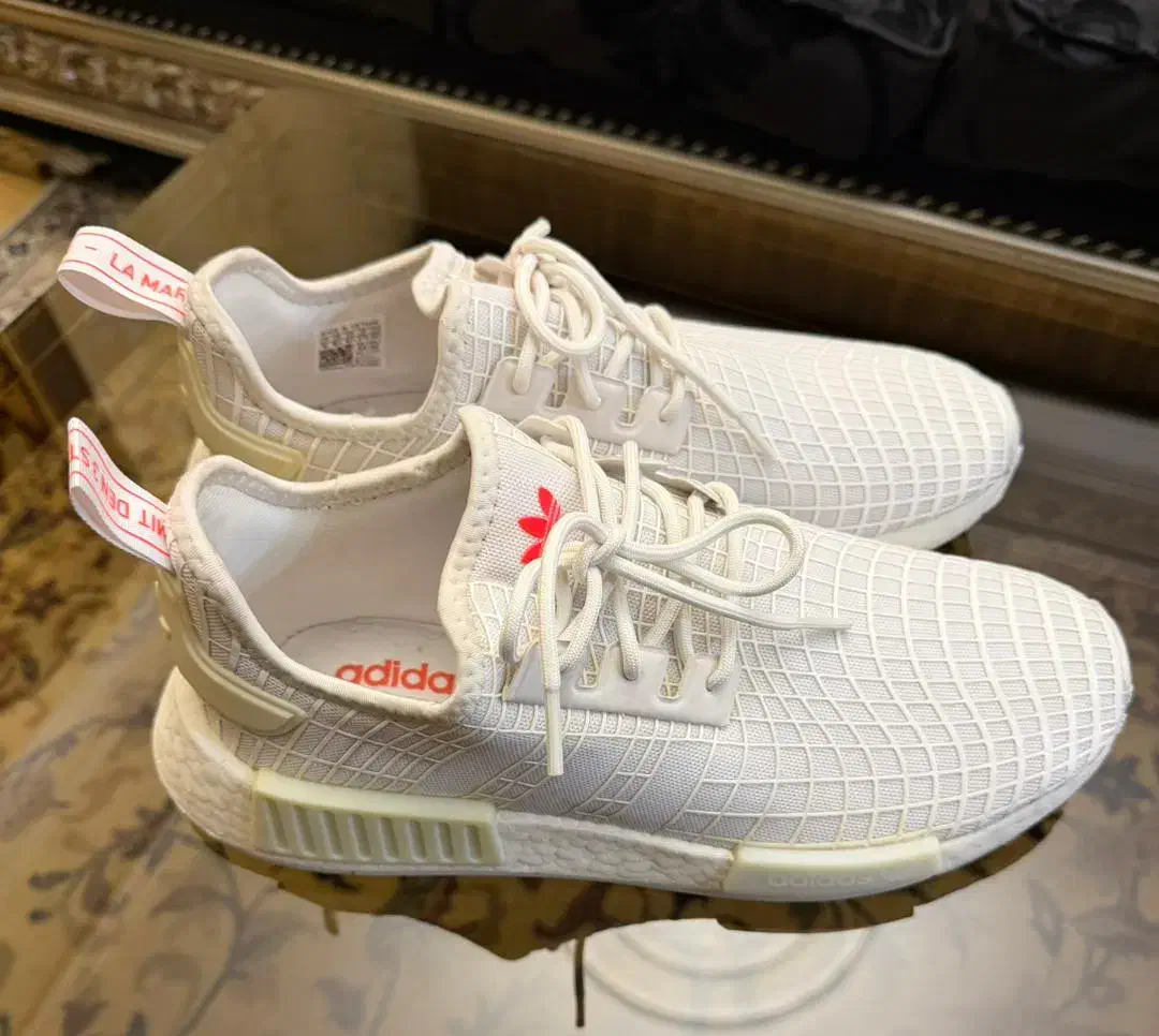 آدیداس کفش پیاده روی|کیف، کفش، کمربند|تهران, چوب تراش|دیوار