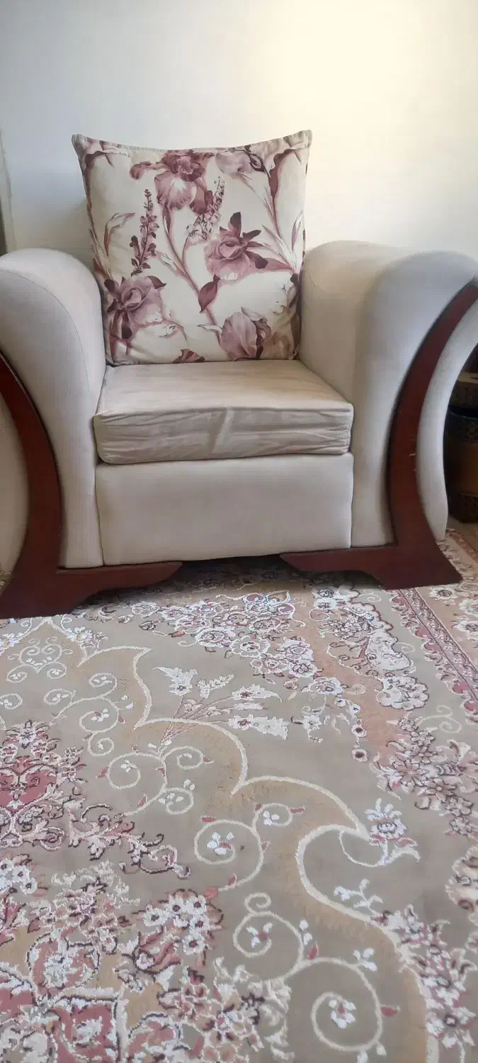 مبل هفت نفره و میز ناهارخوری چهار نفره و فرش|فرش|رشت, معلولین|دیوار