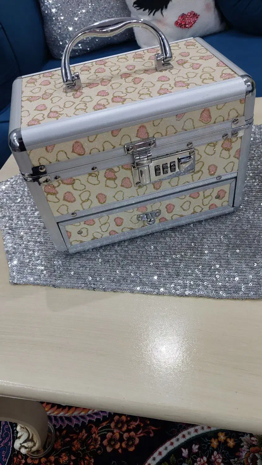 چمدون آرایشی  استند|آرایشی، بهداشتی، درمانی|اقبالیه, |دیوار