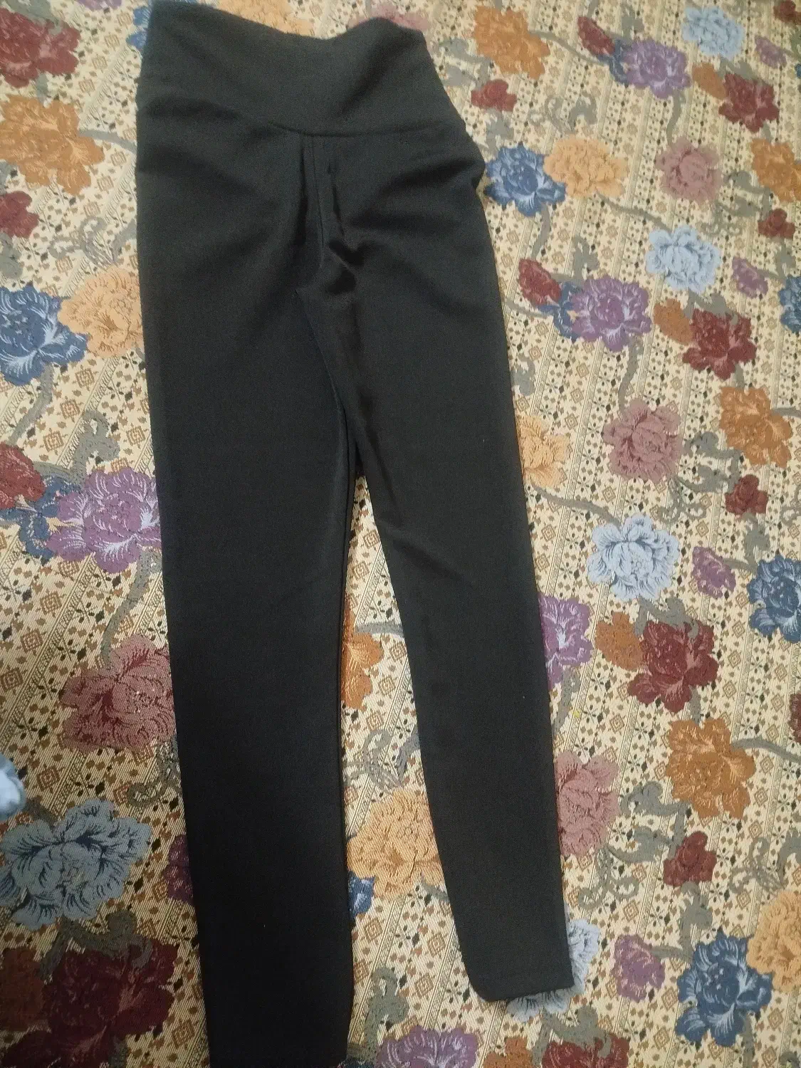 لگ ورزشی مشکی.|لباس|قم, چهل درخت|دیوار