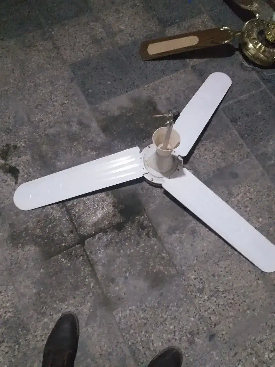 یک عدد پنکه سقفی درحدنو|پنکه و تصفیهکنندهٔ هوا|فولادشهر, C3|دیوار