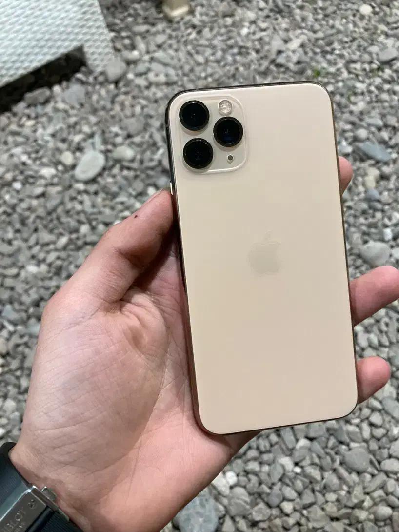 ایفون ۱۱ پرو ۲۵۶گیگ و ۱۳ مکث ۱ ترا|موبایل|رشت, بازار|دیوار