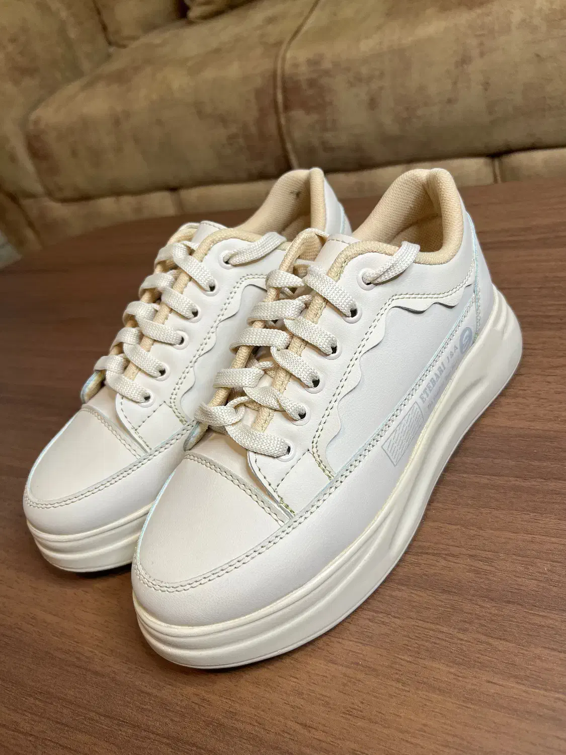 کفش|کیف، کفش، کمربند|گلبهار, شهر جدید گلبهار|دیوار