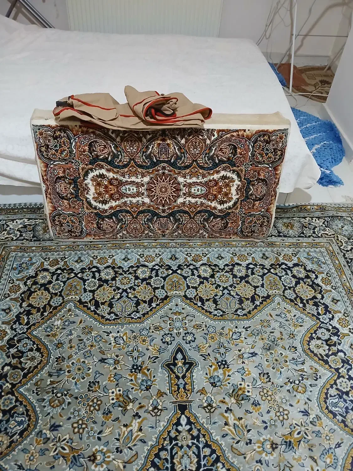 پشتی کرمی رنگ در حد نو|پشتی|تبریز, |دیوار