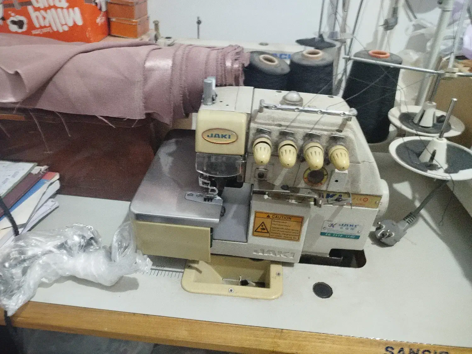 3 عدد چرخ خیاطی راسته دوز با مقداری وسیله خیاطی|چرخ خیاطی و ریسندگی|مبارکه, |دیوار