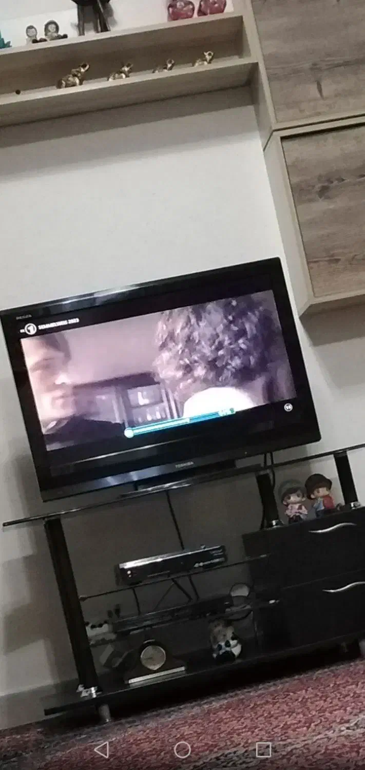 تلویزیون توشیبا 32 اینچ همراه میز تلویزیون|تلویزیون و پروژکتور|تبریز, |دیوار