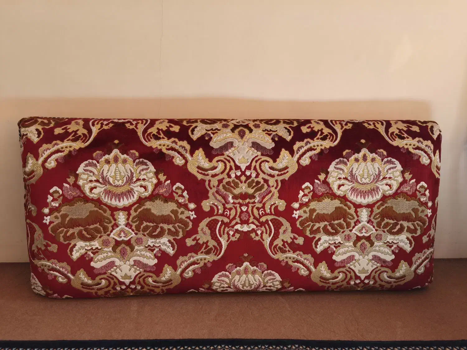 پشتی مخمل طرح برجسته|پشتی|شاهین‌شهر, عطار|دیوار