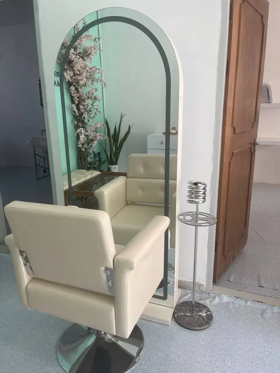 تجهیزات سالن آریشگاه خانوم|آرایشگاه و سالن‌های زیبایی|آزادشهر, |دیوار