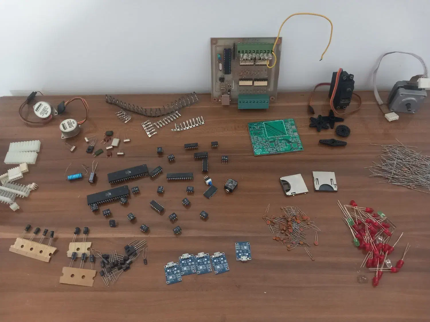 تعدادی قطعات الترونیک|قطعات و لوازم جانبی رایانه|بابل, |دیوار