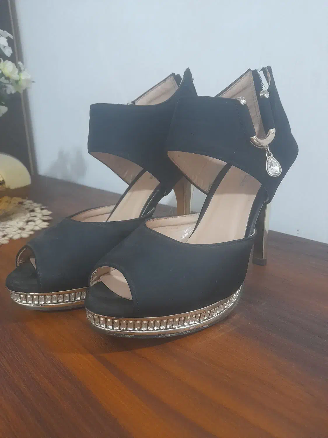 کفش مجلسی|کیف، کفش، کمربند|صحنه, |دیوار