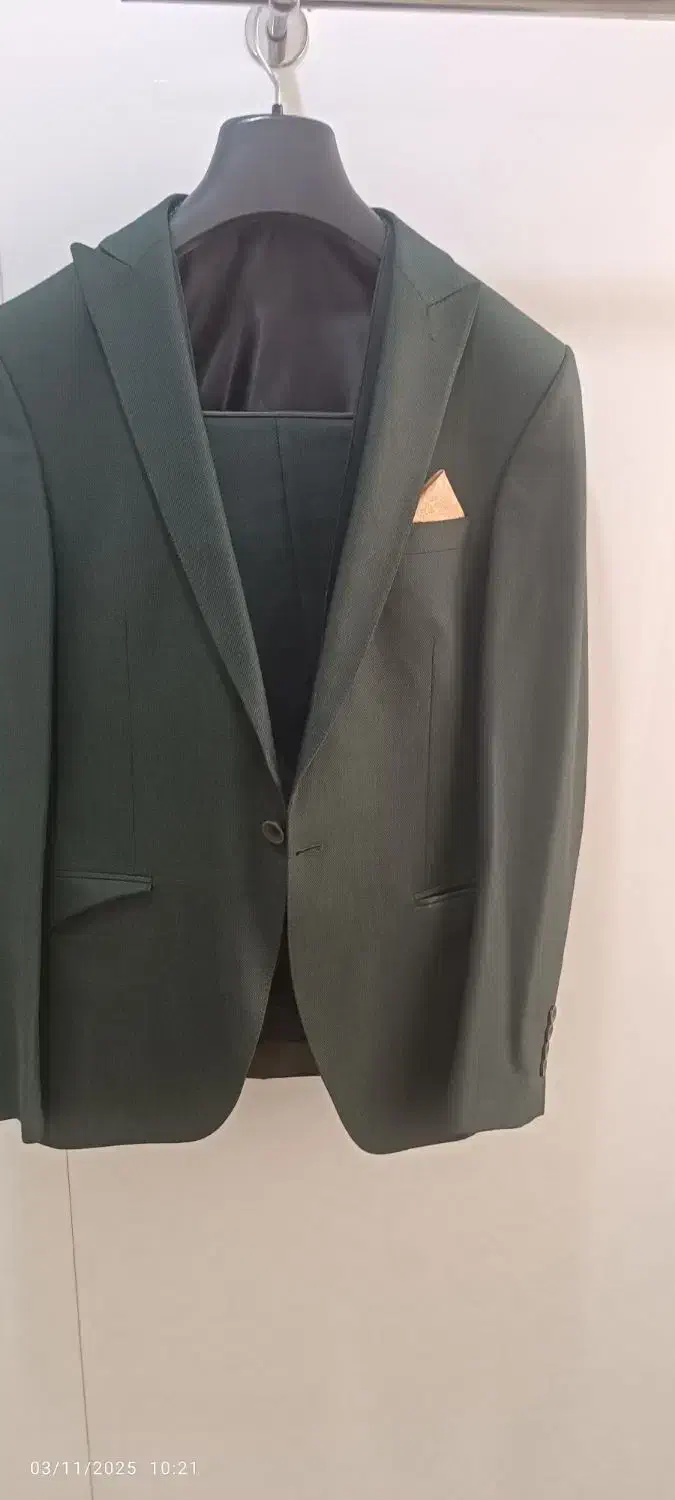 چند دست کت و شلوار|لباس|ری, شهادت|دیوار