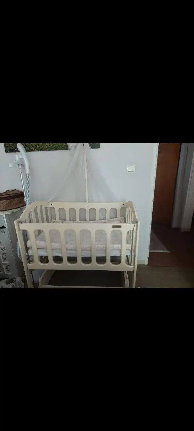 تخت  کنار مادر|تخت و صندلی بچه|همدان, |دیوار