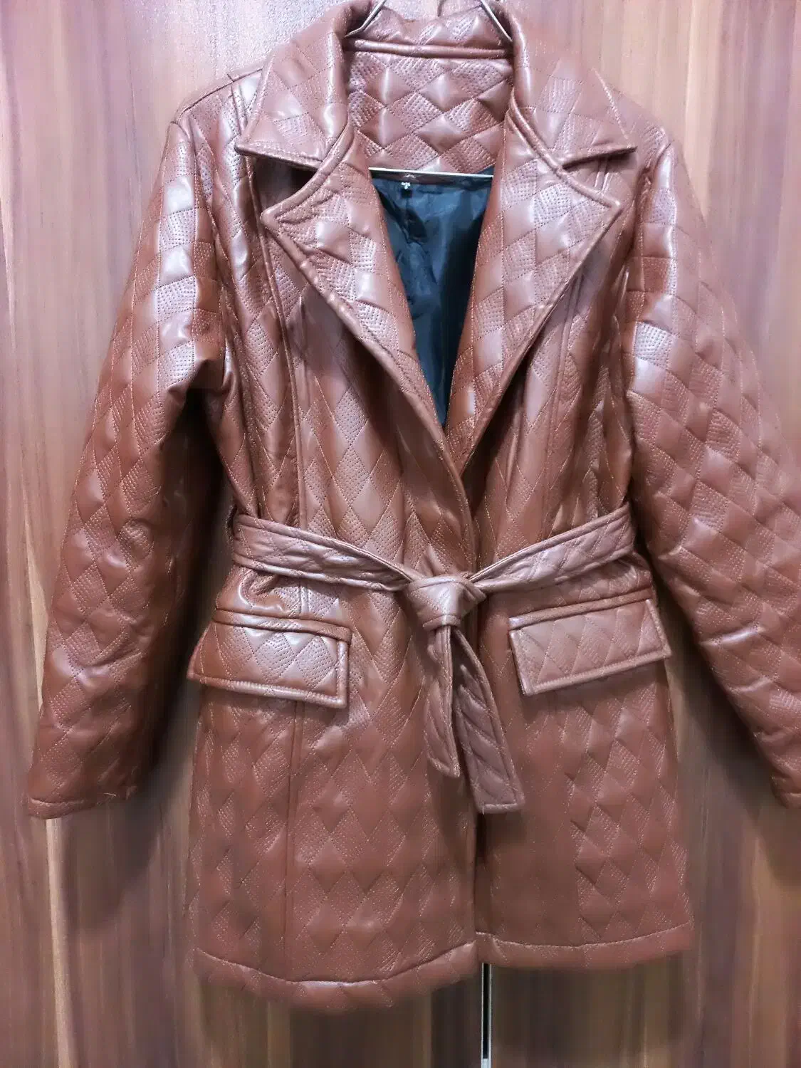 کت چرم|لباس|رشت, توشیبا|دیوار