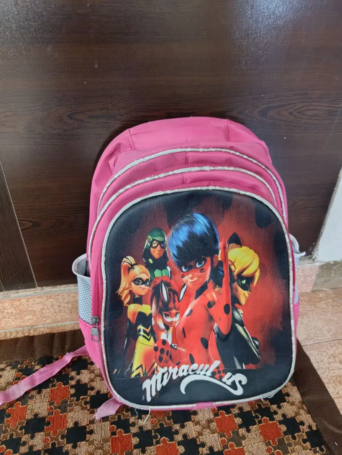 کیف مدرسه|کیف، کفش، کمربند|شاهین‌شهر, خانه کارگر|دیوار