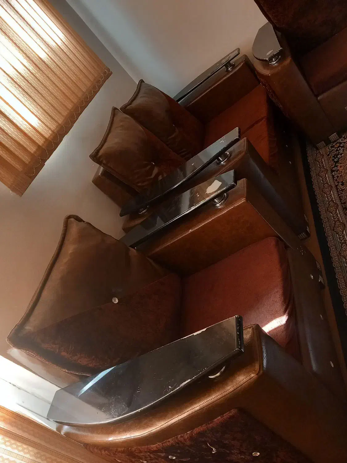 مبلمان ۷ نفره چرم|مبلمان خانگی و میز عسلی|فرخ‌شهر, |دیوار