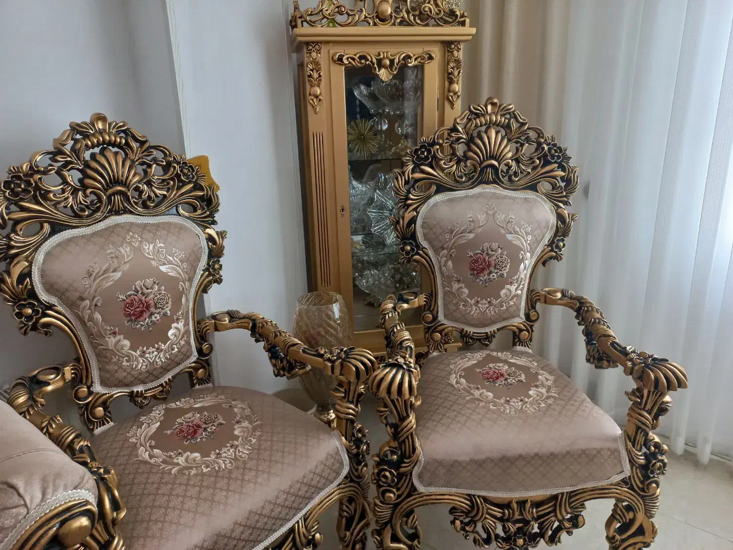 مبل ۹نفره همراه با ویترین و عسلی|مبلمان خانگی و میز عسلی|دلیجان, |دیوار