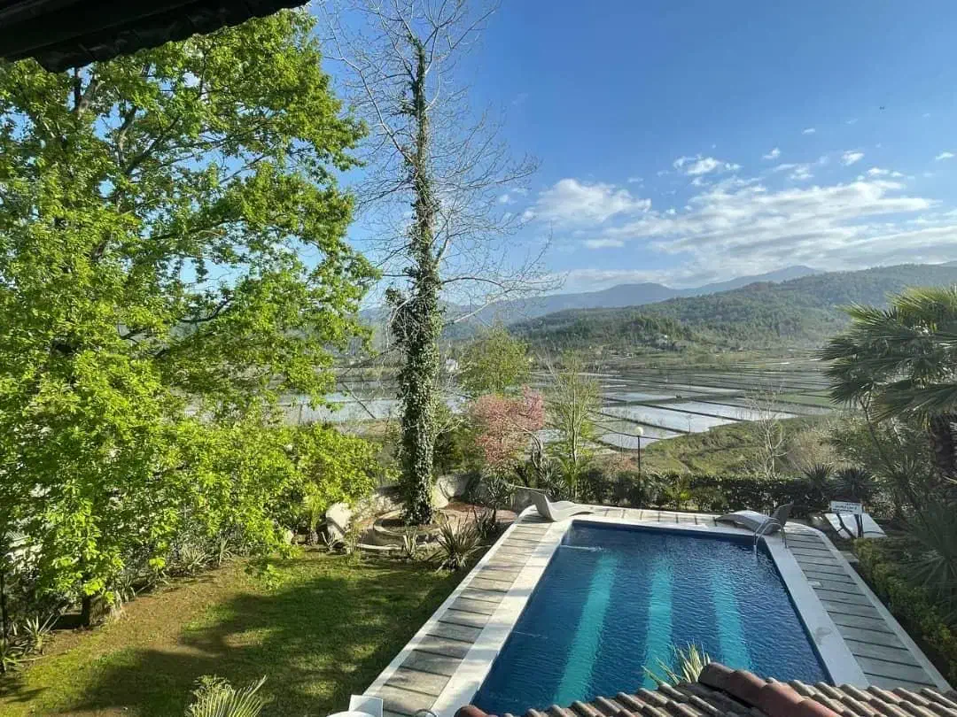 اجاره عمارت استخر دار روبه جنگل 100|اجارهٔ کوتاه‌مدت ویلا و باغ|شفت, |دیوار