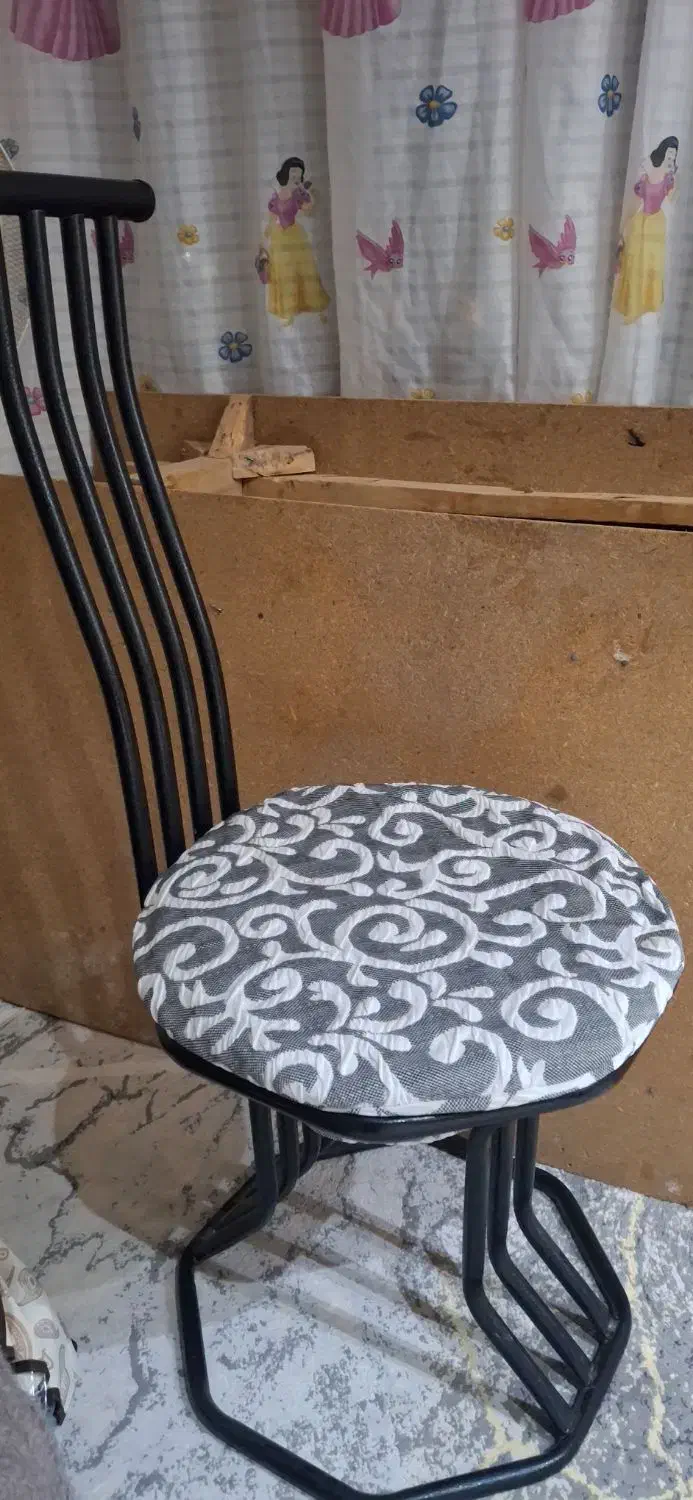 کفی تخت چوبی و صندلی و پنکه|تخت و سرویس خواب|نیشابور, پاستور|دیوار