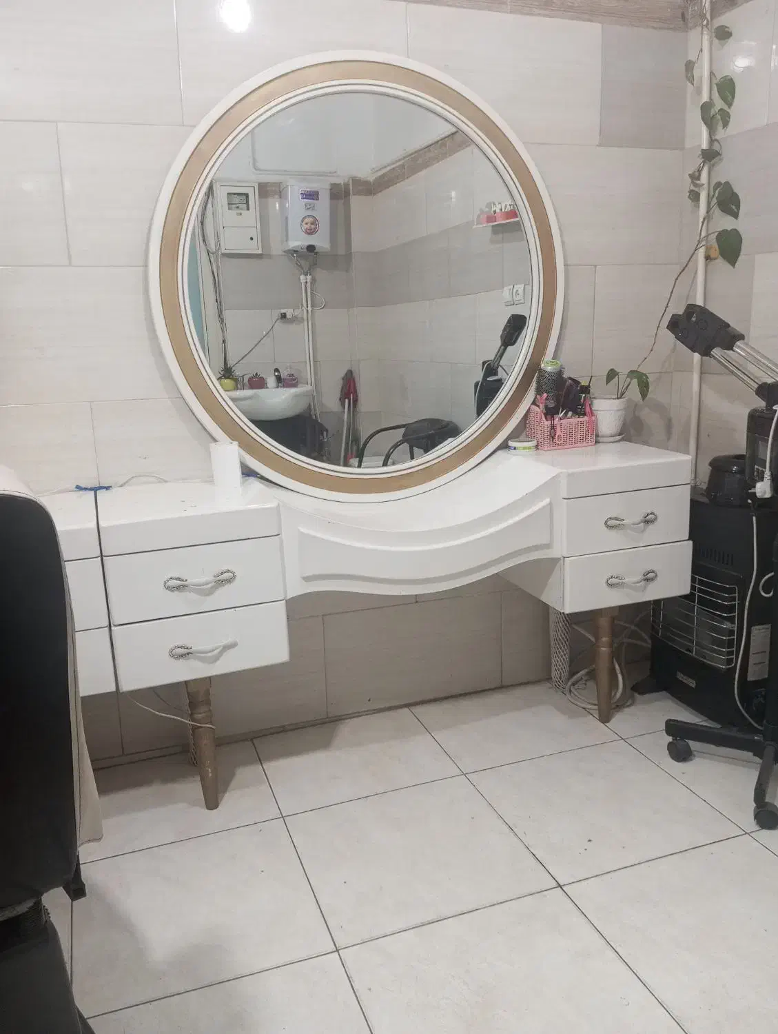 آیینه کنسول و صندلی اصلاح|آرایشگاه و سالن‌های زیبایی|چهاردانگه (تهران), |دیوار