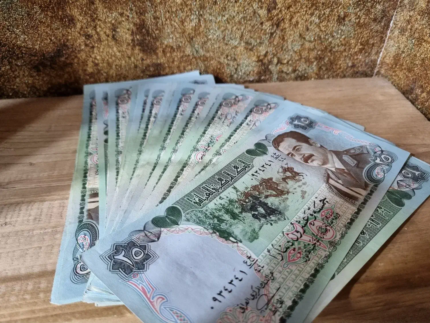 اسکناس های قدیمی و در حد اک کشور عراق تصویر صدام|کلکسیون سکه، تمبر، اسکناس|آبادان, |دیوار