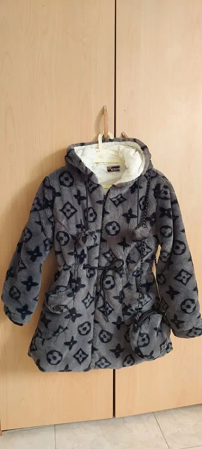 کاپشن زمستونه در حد نو|لباس|صدرا-فارس, فاز ۱|دیوار