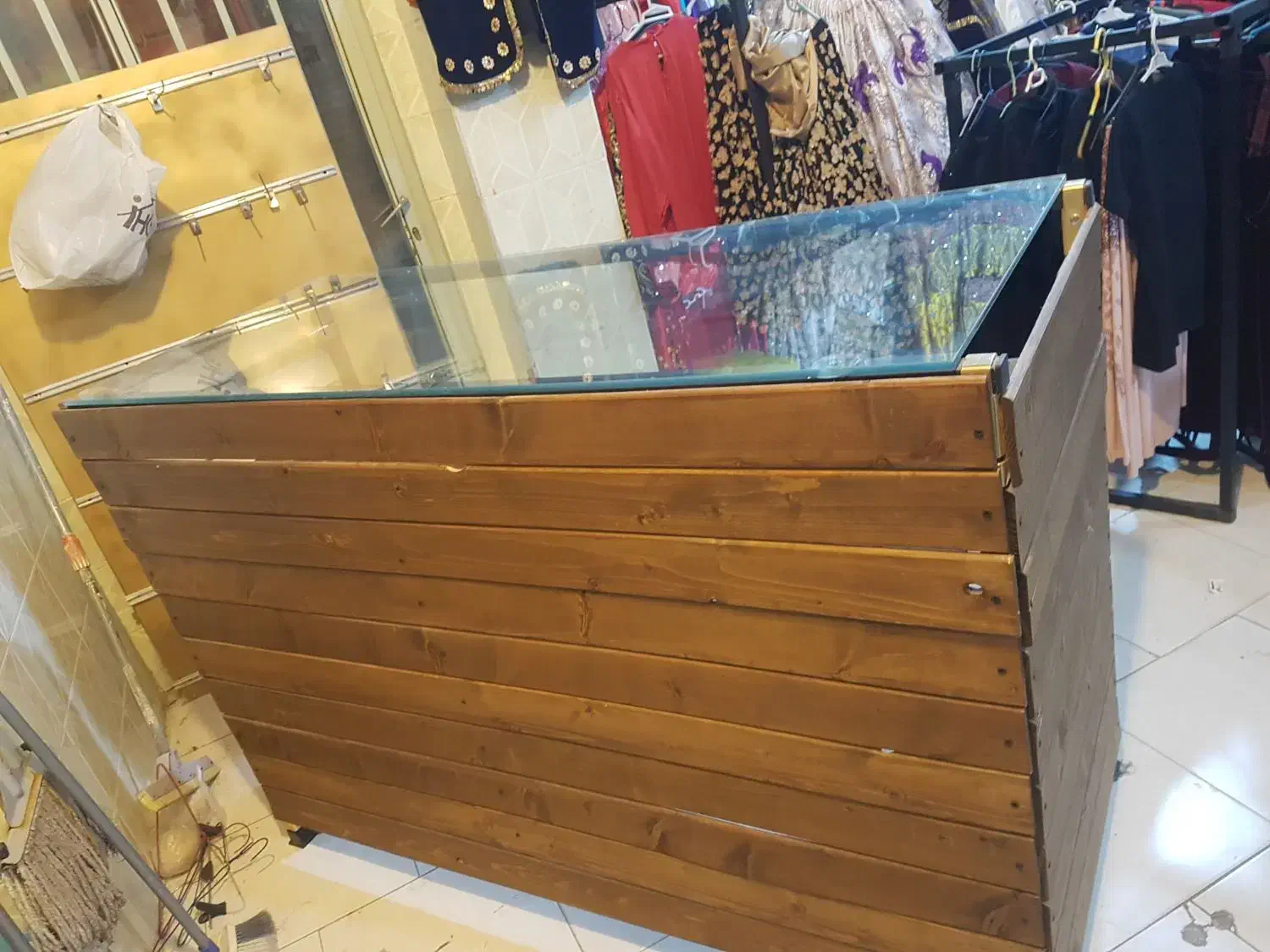 میز ویترین چوبی|فروشگاه و مغازه|فولادشهر, B2|دیوار