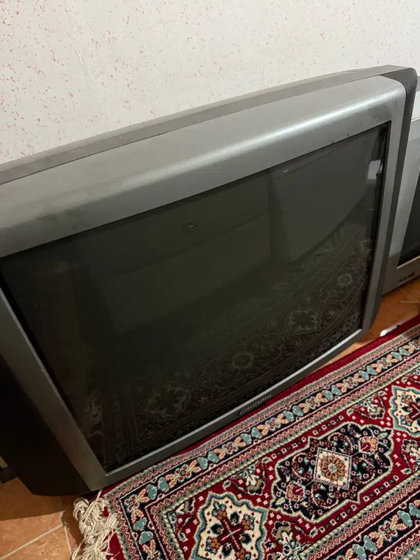 یک عدد تلویزیون ۲۱ اینچ و یک ۲۹ اینچ ومیز تلویزیون|تلویزیون و پروژکتور|بندر انزلی, معلم|دیوار
