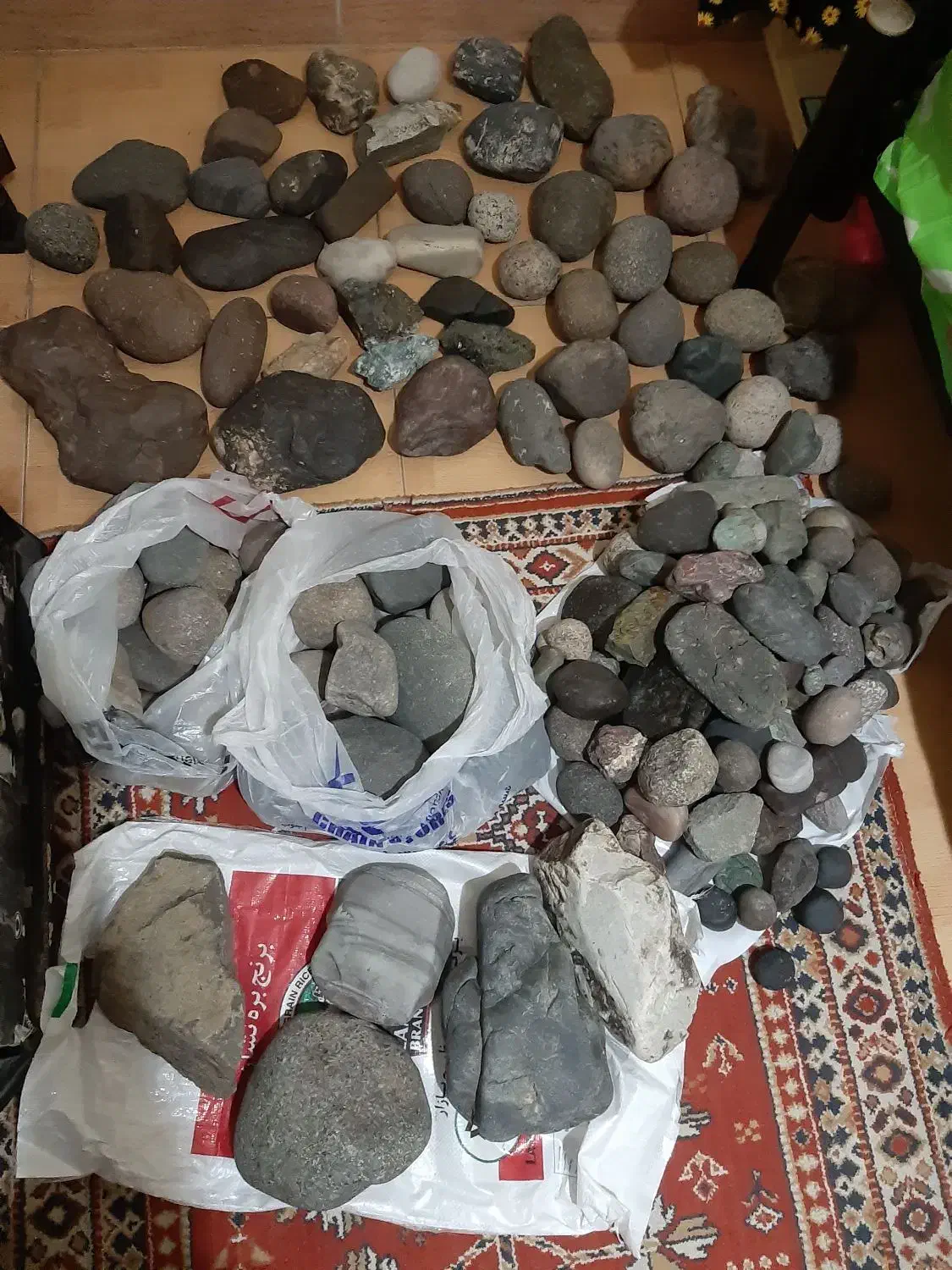 سنگهای کلکسیونی و راف|کلکسیون اشیاء عتیقه|رشت, استادسرا|دیوار