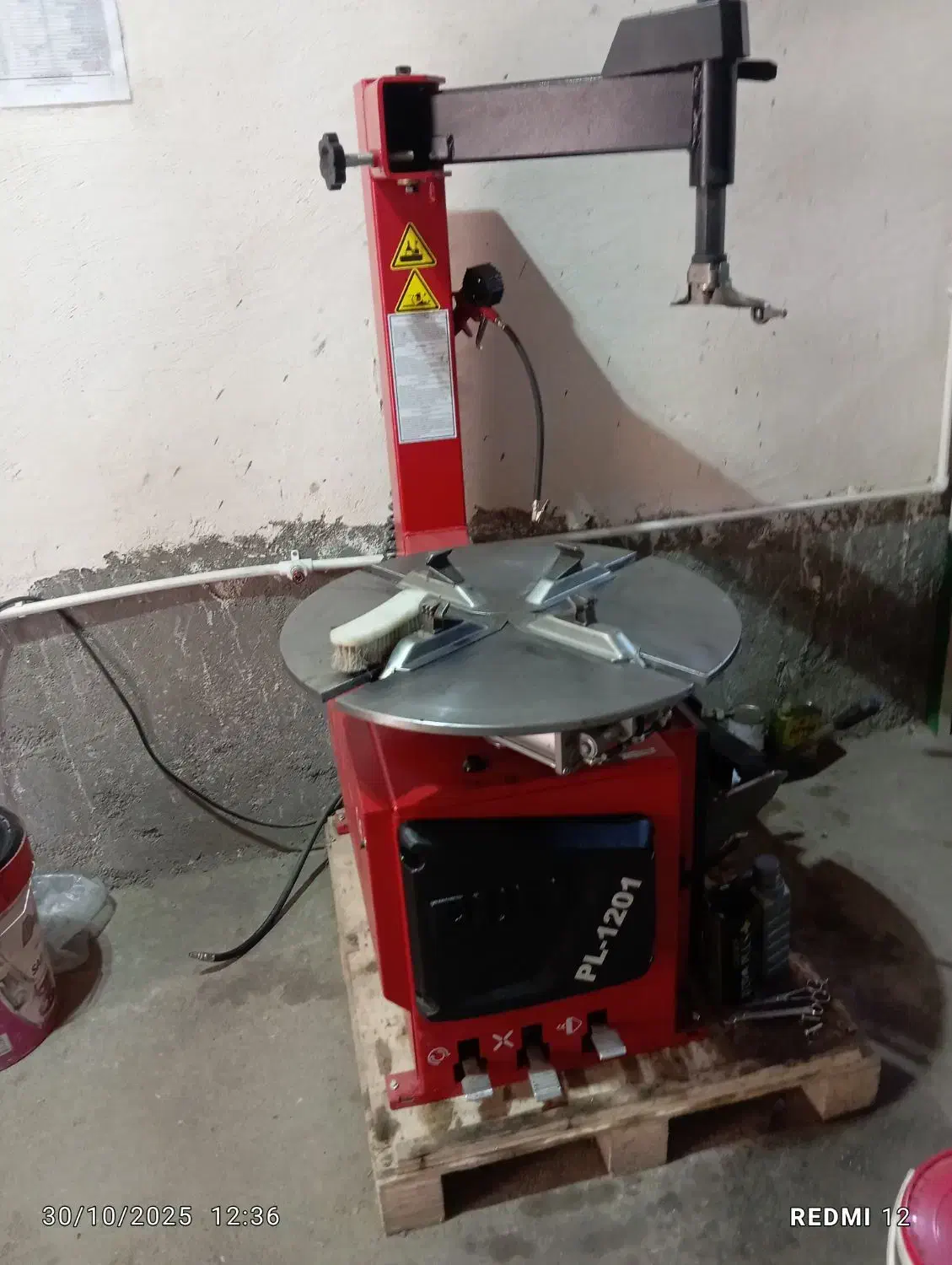 لاستیک درار|ماشین‌آلات صنعتی|باخزر, |دیوار